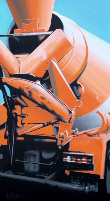Nahaufnahme eines orangefarbenen Betonmischers mit Trommel, Auslegern und technischen Bauteilen vor einem hellblauen Himmel.