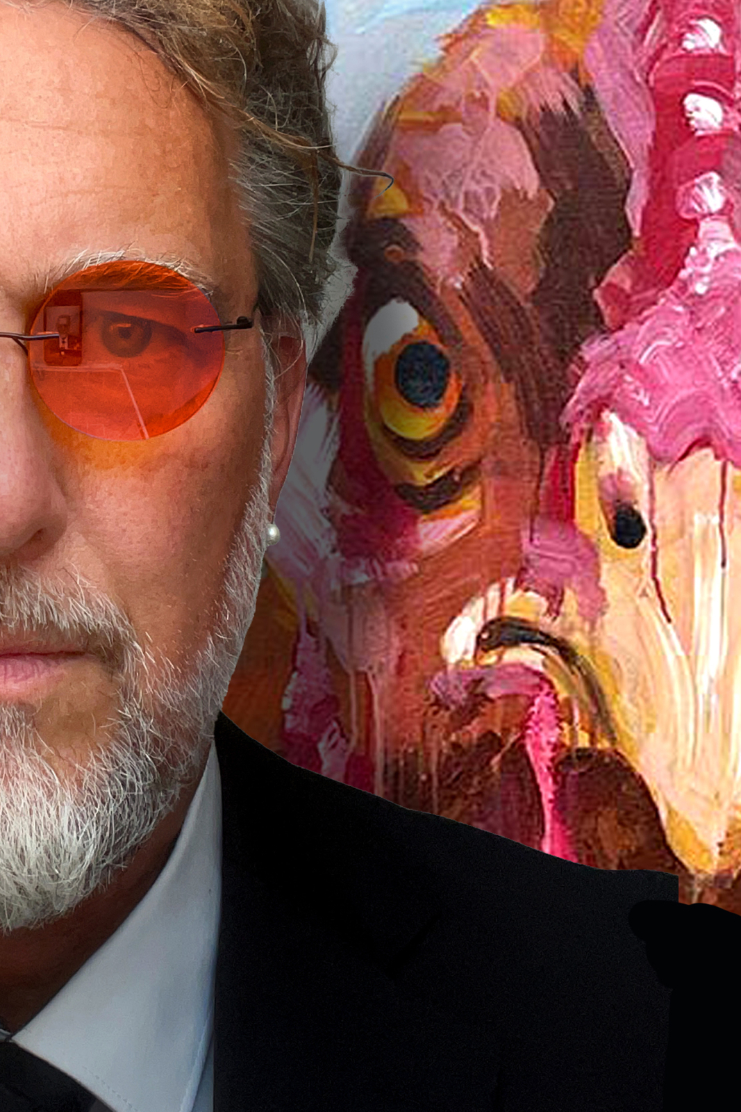 Künstler mit Huhn Der Künstler Sven Weihreter ist in einer Halbansicht zu sehen. Er trägt einen dunklen Anzug, einen weißen Hemdkragen und eine runde Brille mit orangefarben getönten Gläsern. Hinter ihm befindet sich ein großformatiger Ausschnitt eines expressiven Acrylgemäldes mit einem Huhn, dessen leuchtendes Auge und kräftige Farbgebung einen starken Kontrast zum ruhigen Porträt des Künstlers bilden. Das Foto verbindet die Persönlichkeit des Malers mit seiner charakteristischen Tiermalerei.
