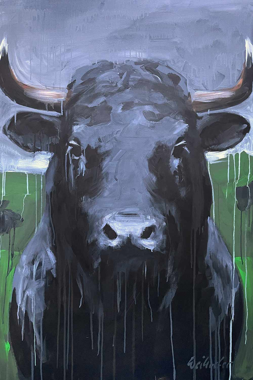Ein schwarzer Stier blickt den Betrachter frontal an. Seine weit ausladenden Hörner und der ruhige, konzentrierte Blick prägen die Komposition. Das Acrylgemälde ist mit kräftigen Pinselstrichen und herablaufenden Farblasuren ausgeführt. Dunkle Grau- und Schwarztöne dominieren das Tier, während ein wolkenverhangener Himmel und eine angedeutete grüne Landschaft den Hintergrund bilden. Das Gemälde vermittelt Kraft, Ruhe und die eindrucksvolle Präsenz des Stiers.