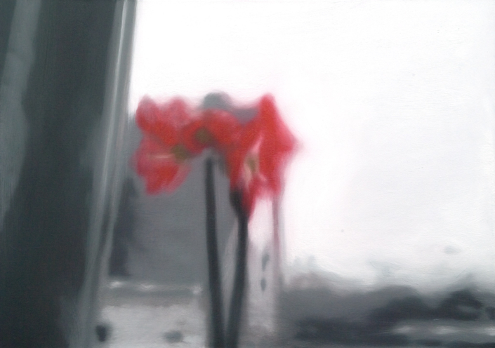 Ölgemälde eines Blicks aus einem Küchenfenster auf eine unscharf dargestellte rote Blume vor einer hellen Außenfläche.