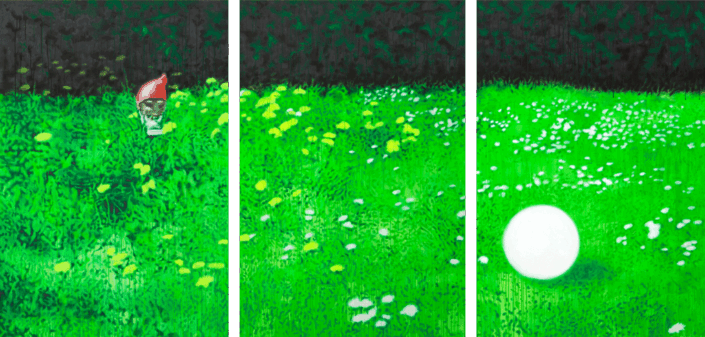 Triptychon mit einer intensiv grünen Wiese vor dunkler Hecke. Im linken Bildfeld steht eine kleine Figur mit roter Mütze, im rechten eine weiße Kugel; dazwischen blüht eine Wiese mit gelben und weißen Blumen.