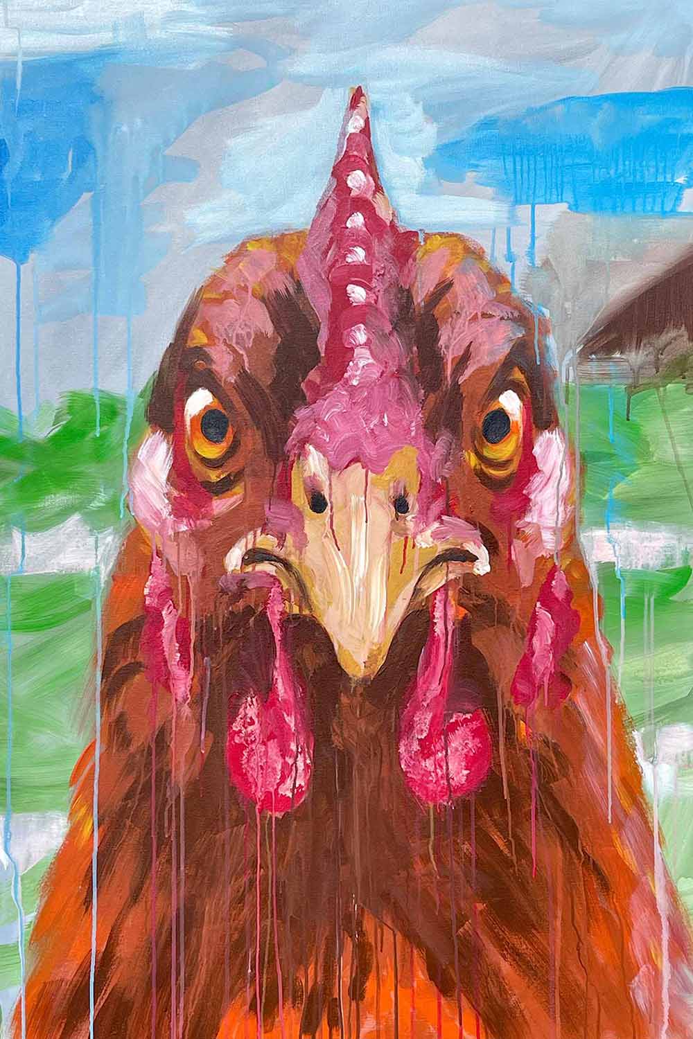 Ein Huhn blickt den Betrachter frontal mit großen, leuchtend orangefarbenen Augen an. Der rote Kamm und die Kehllappen sind mit kräftigen Pinselstrichen und herablaufenden Farbspuren gemalt. Das braun-rote Gefieder kontrastiert mit einem hellblauen Himmel und einer angedeuteten grünen Landschaft im Hintergrund. Das expressive Acrylgemälde vermittelt Energie, Persönlichkeit und eine unmittelbare Nähe zum Tier.