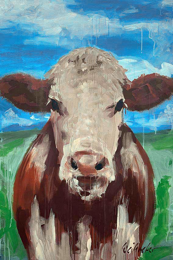 Sven Weihreter | 2026 | Gunda | Acryl auf Leinwand | 120 x 80 cm Eine braun-weiße Kuh blickt den Betrachter frontal an. Der helle Kopf hebt sich deutlich vom dunkelbraunen Körper ab. Sichtbare Pinselstriche und herablaufende Farblasuren verleihen dem Acrylgemälde eine lebendige, expressive Wirkung. Im Hintergrund sind ein kräftig blauer Himmel und eine angedeutete grüne Landschaft zu erkennen. Das Gemälde vermittelt Ruhe, Präsenz und den individuellen Charakter des Tieres.