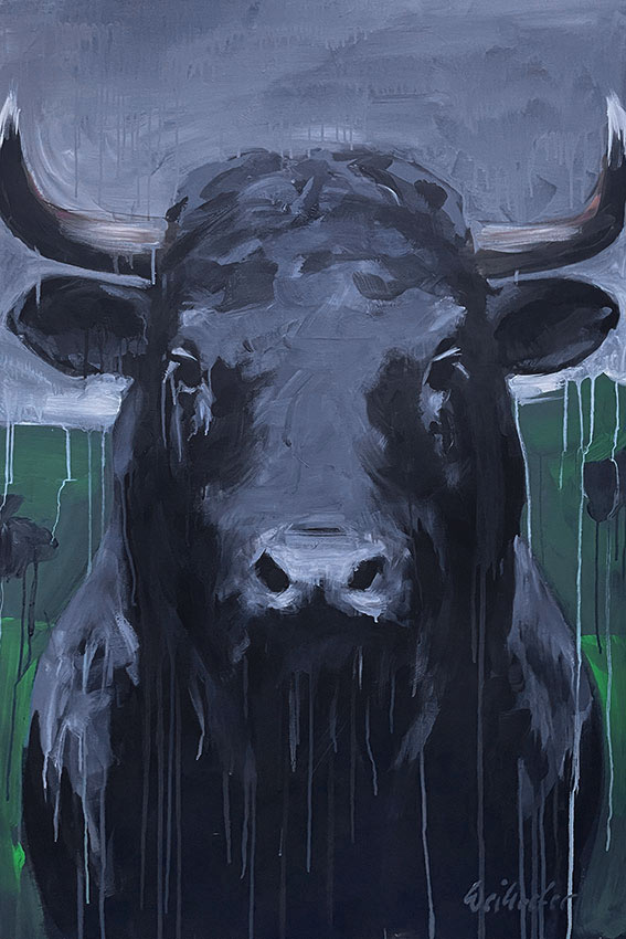Sven Weihreter | 2026 | Konrad | Acryl auf Leinwand | 120 x 80 cm Ein schwarzer Stier blickt den Betrachter frontal an. Seine weit ausladenden Hörner und der ruhige, konzentrierte Blick prägen die Komposition. Das Acrylgemälde ist mit kräftigen Pinselstrichen und herablaufenden Farblasuren ausgeführt. Dunkle Grau- und Schwarztöne dominieren das Tier, während ein wolkenverhangener Himmel und eine angedeutete grüne Landschaft den Hintergrund bilden. Das Gemälde vermittelt Kraft, Ruhe und die eindrucksvolle Präsenz des Stiers.